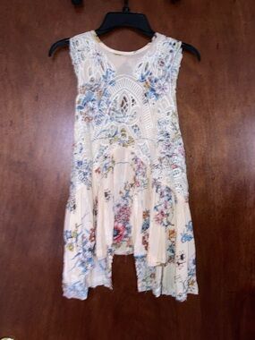 gimmicks by BKE Cream Floral Asymmetrical Lace-Detail Dress